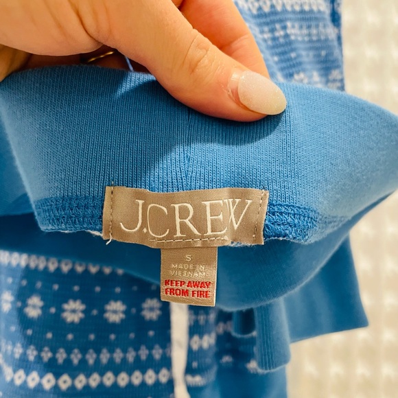 J Crew Women’s Matching Pajama Set - Winter Snowflake Pattern ❄️🤍 - Picture 2 of 4